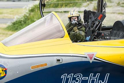 Une femme pilote un avion de chasse.